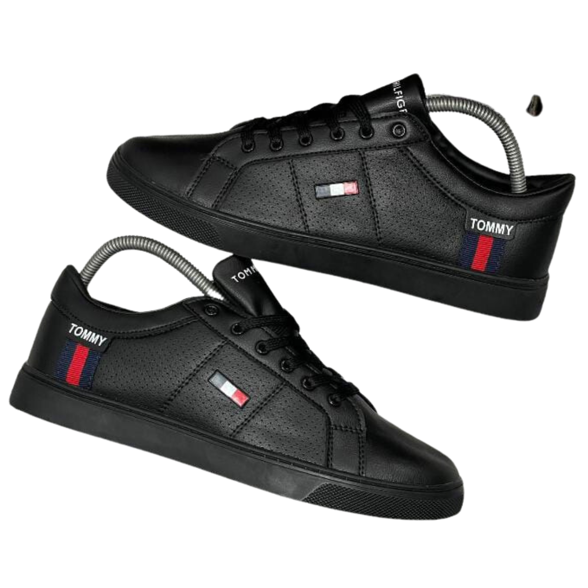 Comprar Tommy Hilfiger Zapatillas Hombre: Estilo y Calidad para Tu Día a Día. ¿Estás buscando comprar Tommy Hilfiger zapatillas hombre? En Onlineshoppingcenterg te ofrecemos las mejores opciones para complementar tu look con estilo y comodidad. Este artículo te ayudará a elegir las zapatillas ideales, resolviendo todas tus dudas y guiándote hacia la compra perfecta.  ¿Por qué elegir Tommy Hilfiger zapatillas hombre? Las zapatillas Tommy Hilfiger hombre son sinónimo de calidad, diseño y versatilidad. Están diseñadas para combinar con cualquier outfit, desde un estilo casual hasta uno más formal. Entre sus características más destacadas están:  Diseño icónico: Sus líneas limpias y colores clásicos, como las zapatillas blancas Tommy Hilfiger hombre, las convierten en un básico en cualquier armario. Materiales de calidad: Desde piel hasta lona resistente, garantizando durabilidad y confort. Versatilidad: Ideales para cualquier ocasión, ya sea para una salida casual o para caminar largas distancias. Las mejores opciones de zapatillas Tommy Hilfiger para hombre En Onlineshoppingcenterg, encontrarás una amplia selección de zapatillas Tommy Hilfiger hombre que se ajustan a tus necesidades. A continuación, te presentamos algunas de las opciones más populares:  1. Zapatillas blancas Tommy Hilfiger hombre Un clásico atemporal que nunca pasa de moda. Perfectas para combinar con jeans o pantalones cortos. Palabras clave relacionadas: zapatillas blancas hombre Tommy, zapatillas blancas hombre Tommy Hilfiger.  2. Zapatillas Tommy Hilfiger hombre azul marino Ideales para un look más elegante y sofisticado. Estas zapatillas destacan por su diseño moderno y colores neutros. Palabras clave relacionadas: zapatillas Tommy Hilfiger hombre azul marino, zapatillas Tommy jeans hombre.  3. Zapatillas Tommy Hilfiger hombre outlet Si buscas ahorrar sin sacrificar calidad, en nuestra tienda puedes encontrar increíbles ofertas. Palabras clave relacionadas: zapatillas Tommy Hilfiger hombre outlet, zapatillas Tommy Hilfiger outlet.  4. Bambas y alpargatas Tommy Hilfiger hombre Perfectas para el verano, estas opciones ligeras ofrecen estilo y frescura. Palabras clave relacionadas: bambas Tommy Hilfiger hombre, alpargatas Tommy Hilfiger hombre.  5. Zapatillas Tommy Hilfiger hombre piel Para quienes prefieren un calzado más elegante, las opciones de piel son una excelente alternativa. Palabras clave relacionadas: zapatillas Tommy Hilfiger hombre piel, zapatillas de vestir hombre Tommy Hilfiger.